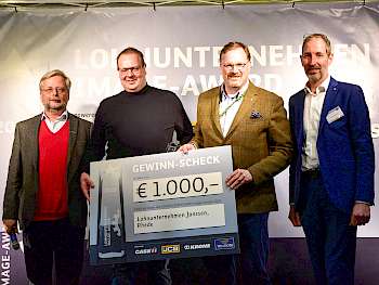 Ein Gewinnerpokal ging ins nördliche Emsland, genauer gesagt an LU Ingo Janssen (2.v.l.) aus Rhede. Seinen Gewinn überreichten Bernard Krone (2.v.r.), BLU-Präsident Rainer Strompen (r.) und LOHNUNTERNEHMEN-Chefredakteur Jens Noordhof. (Foto: Lützen)
