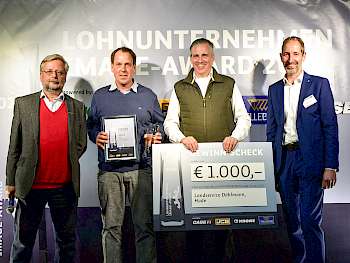 LU Renke Dählmann aus Hude bei Oldenburg war der dritte Niedersachse dieses Gewinner-Jahrgangs und stellte sich dem Blitzlichtgewitter. Seitens des Sponsors JCB Deutschland kam Marc Zimmermann (2.v.r., Vertriebsleiter Agrar) mit auf die Bühne und überbrachte Glückwünsche. (Foto: Lützen)