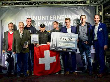 LU Thomas Estermann (2.v.l.) aus Eschenbach im Kanton Luzern brachte zur Verstärkung seine Mitarbeiter Marco Steinmann, Klaus Dähler und Lukas Bucher mit auf die Bühne. Sie freuten sich über Glückwünsche von Joachim Hörr (3.v.r., Geschäftsführer Yokohama TWS) und Samuel Guggisberg (2.v.r., Vorstandsmitglied Schweizer LU-Verband). (Foto: Lützen)