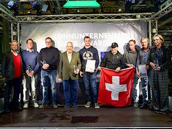 Strahlende Gesichter in großer Runde: Die Gewinner des LOHNUNTERNEHMEN Image-Award 2025 kommen aus Niedersachsen und der Schweiz. (Foto: Lützen)